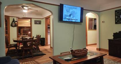 Charming 2-bedroom apartment with AC in vibrant Austin,Mn