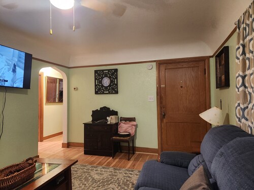Charming 2-bedroom apartment with AC in vibrant Austin,Mn
