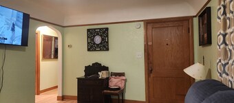 Charming 2-bedroom apartment with AC in vibrant Austin,Mn