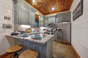 Fridge, microwave, oven, stovetop - 2BR Family Retreat with Bunk Room and Hot Tub (Broken Bow)
