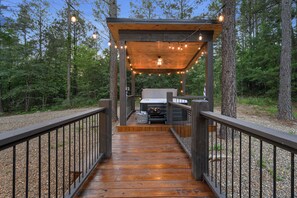 Outdoor spa tub - 2BR Family Retreat with Bunk Room and Hot Tub (Broken Bow)