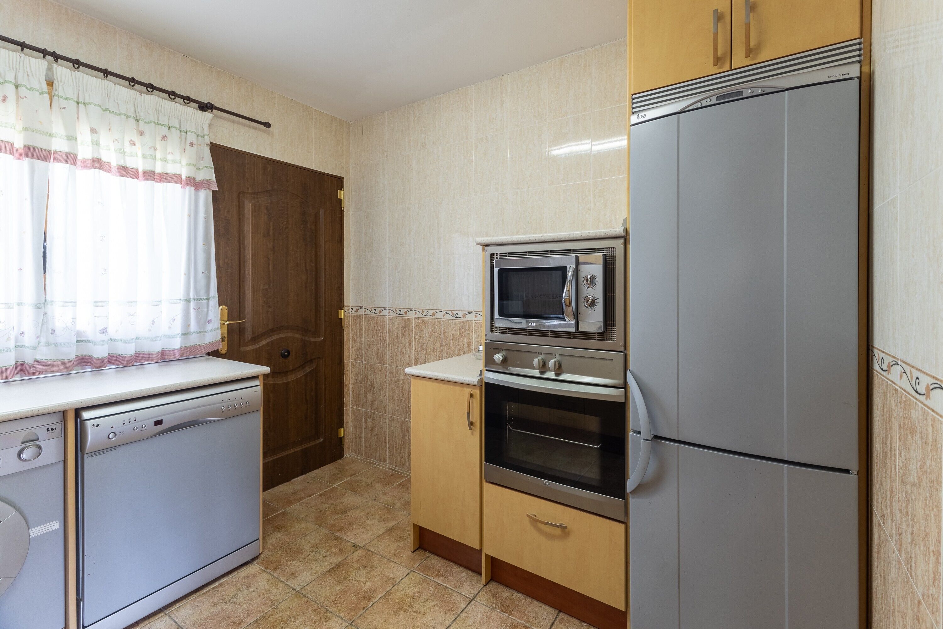 Frigorífico, microondas, horno y placa de cocina