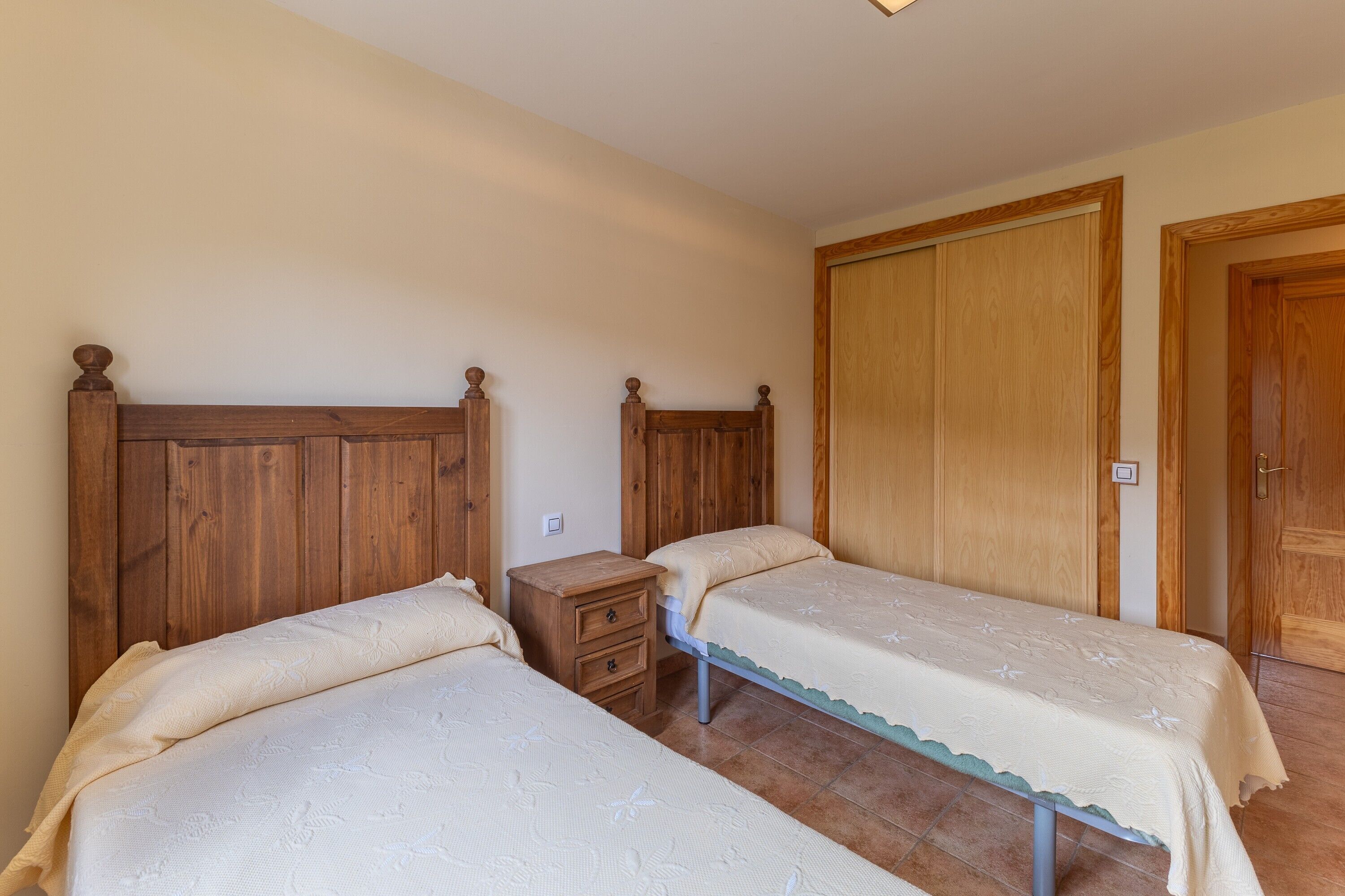 4 bedrooms, bed sheets