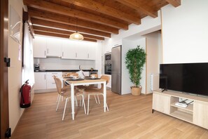 Fridge, microwave, oven, stovetop - Spectacular apartment in the Picos de Europa, Asturias. Natural Paradise. (Onis)