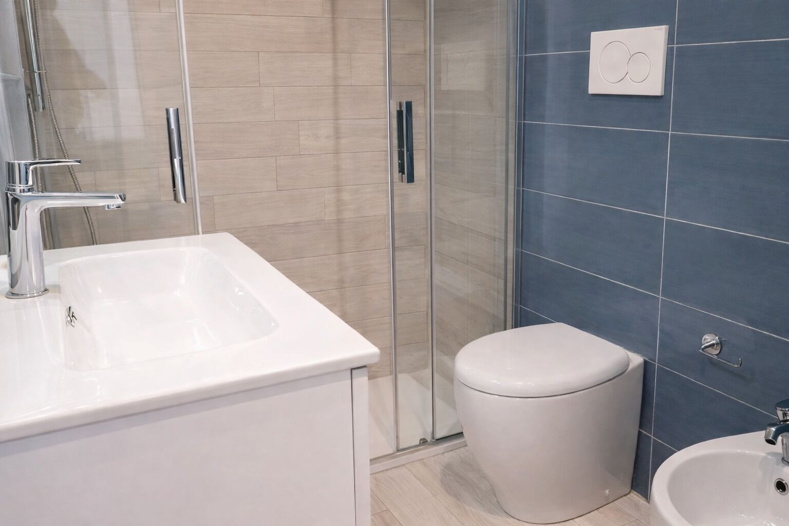 Studio | Badkamer | Een douche, een bidet, zeep, shampoo