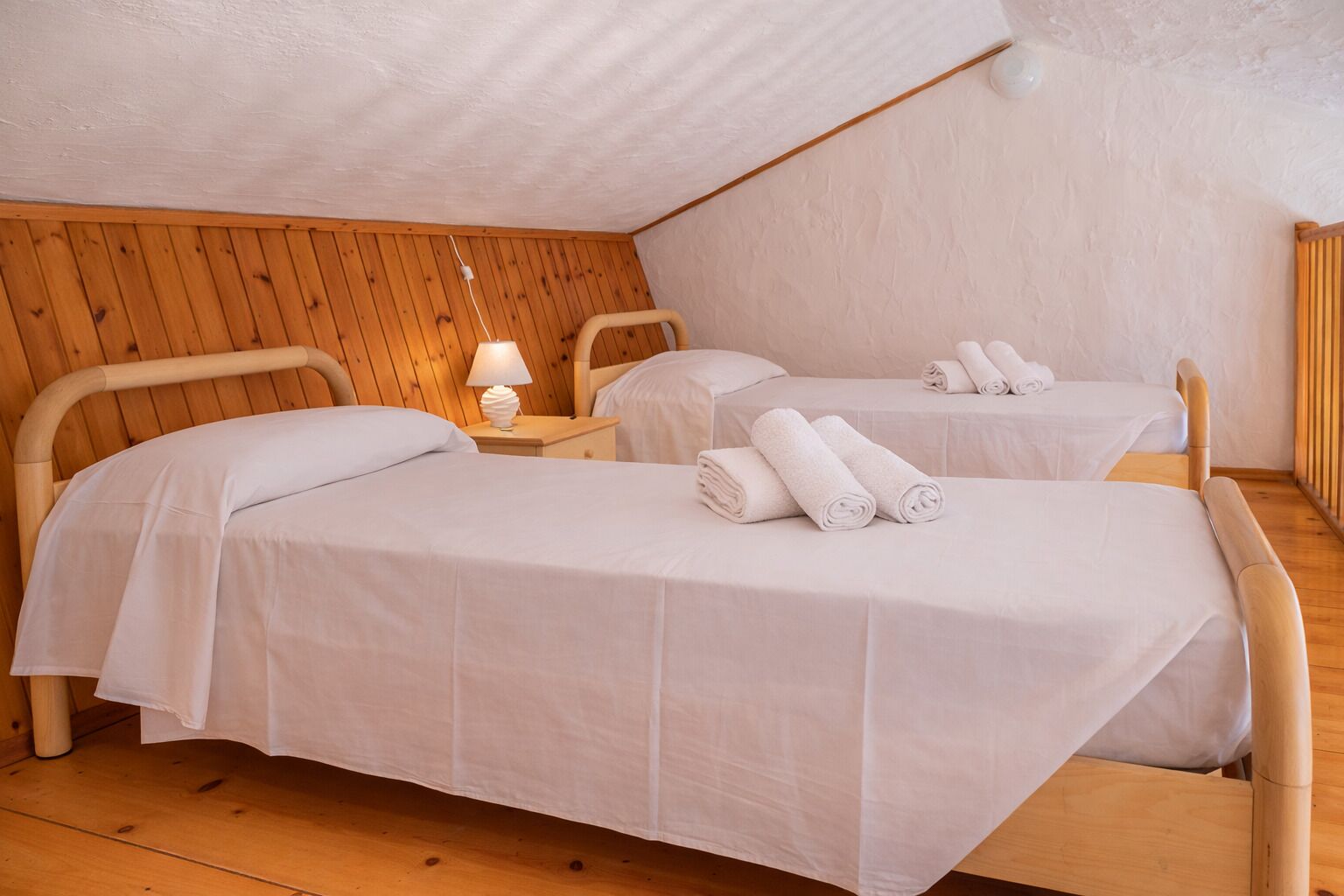 Departamento (Twin beds in mezzanine) | Ropa de cama hipoalergénica y tabla de planchar con plancha 