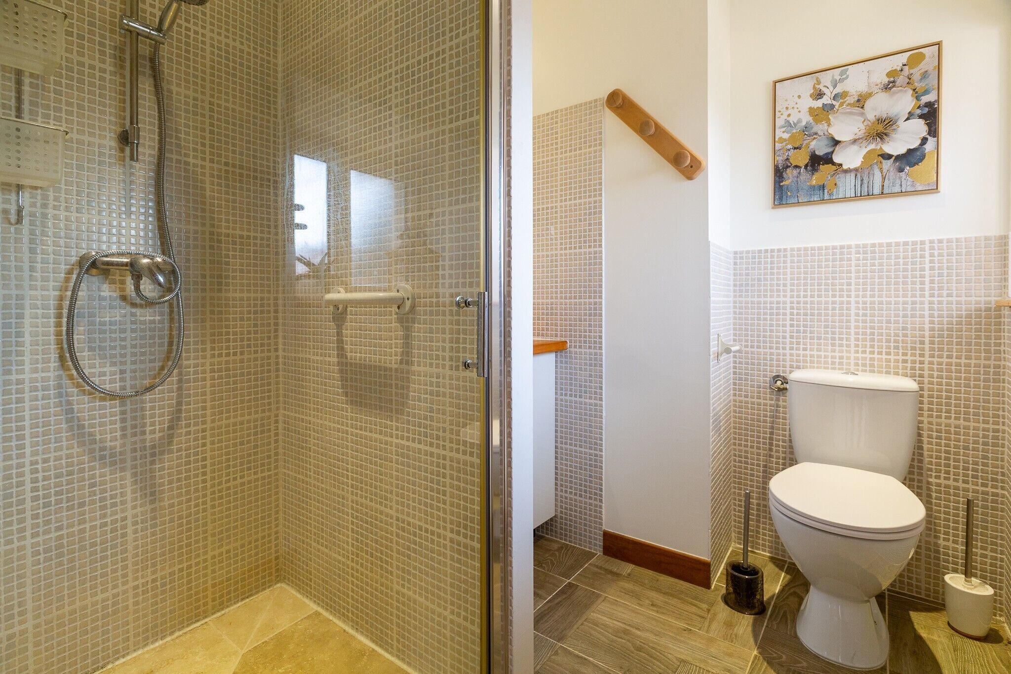 Une salle de bain avec une douche à parois de verre, des toilettes et un lavabo.