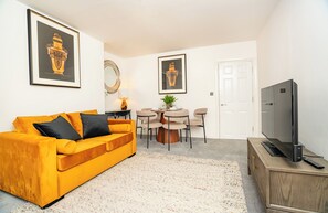 Living area - The Residence by Guestz (Cheltenham)