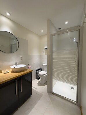 Douche, serviettes fournies