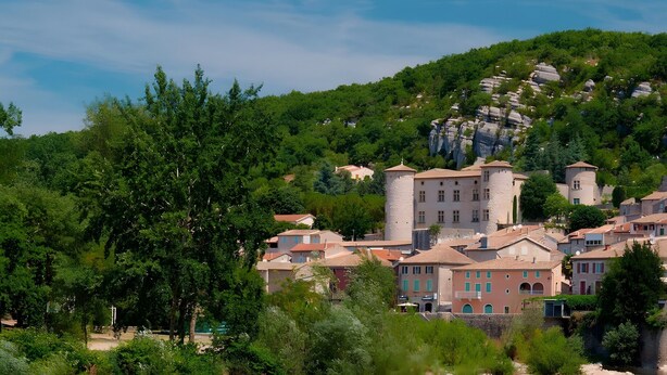 A hillside village with traditional stone buildings, a prominent tower, and lush greenery. - Bed and Breakfast 'Framboise' with Shared Terrace, Shared Garden and Wi-Fi (Belsentes)