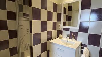 Douche, serviettes fournies
