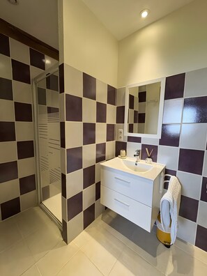 Shower, towels