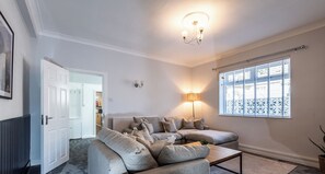 Apartamento conforto, 2 quartos | Área de estar