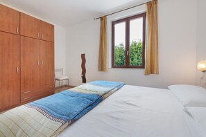 2 bedrooms, WiFi, bed sheets - Apartment 'Benaco' with Mountain View, Wi-Fi and Air Conditioning (San Felice del Benaco)