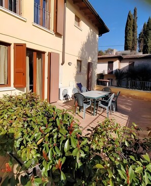 Outdoor dining - Apartment 'Benaco' with Mountain View, Wi-Fi and Air Conditioning (San Felice del Benaco)