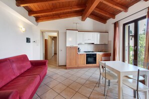 TV - Apartment 'Appartamento Borgo' with Mountain View, Wi-Fi and Air Conditioning (San Felice del Benaco)