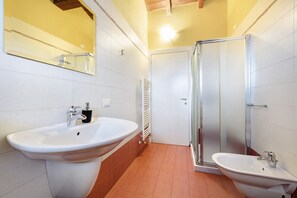 Een douche, een haardroger, handdoeken