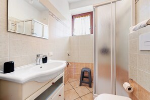 Ducha, secador de pelo y toallas