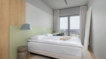 1 slaapkamer, een bureau, een strijkplank/strijkijzer, reisbedje