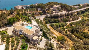 Une propriété située sur la côte, dotée d’une piscine, d’un accès routier et offrant une vue sur la mer.