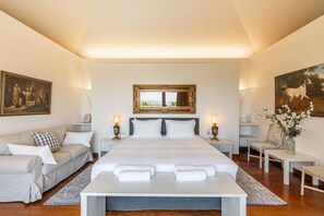 8 chambres, coffres-forts dans les chambres, fer et planche à repasser