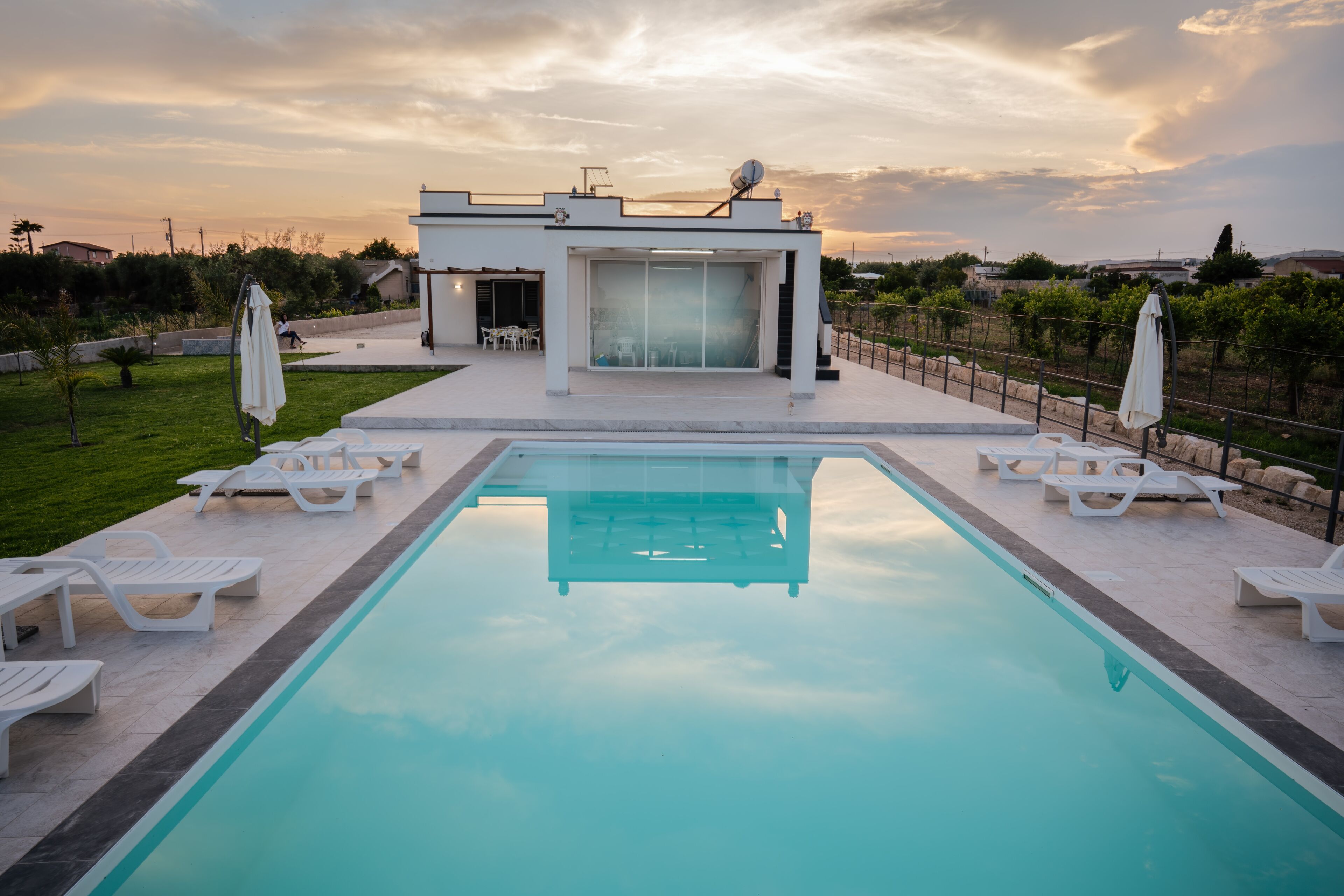 Una piscina al aire libre de temporada