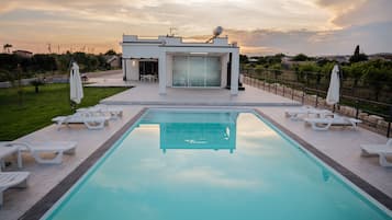 Una piscina al aire libre de temporada
