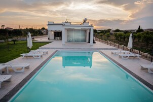 Una piscina al aire libre de temporada