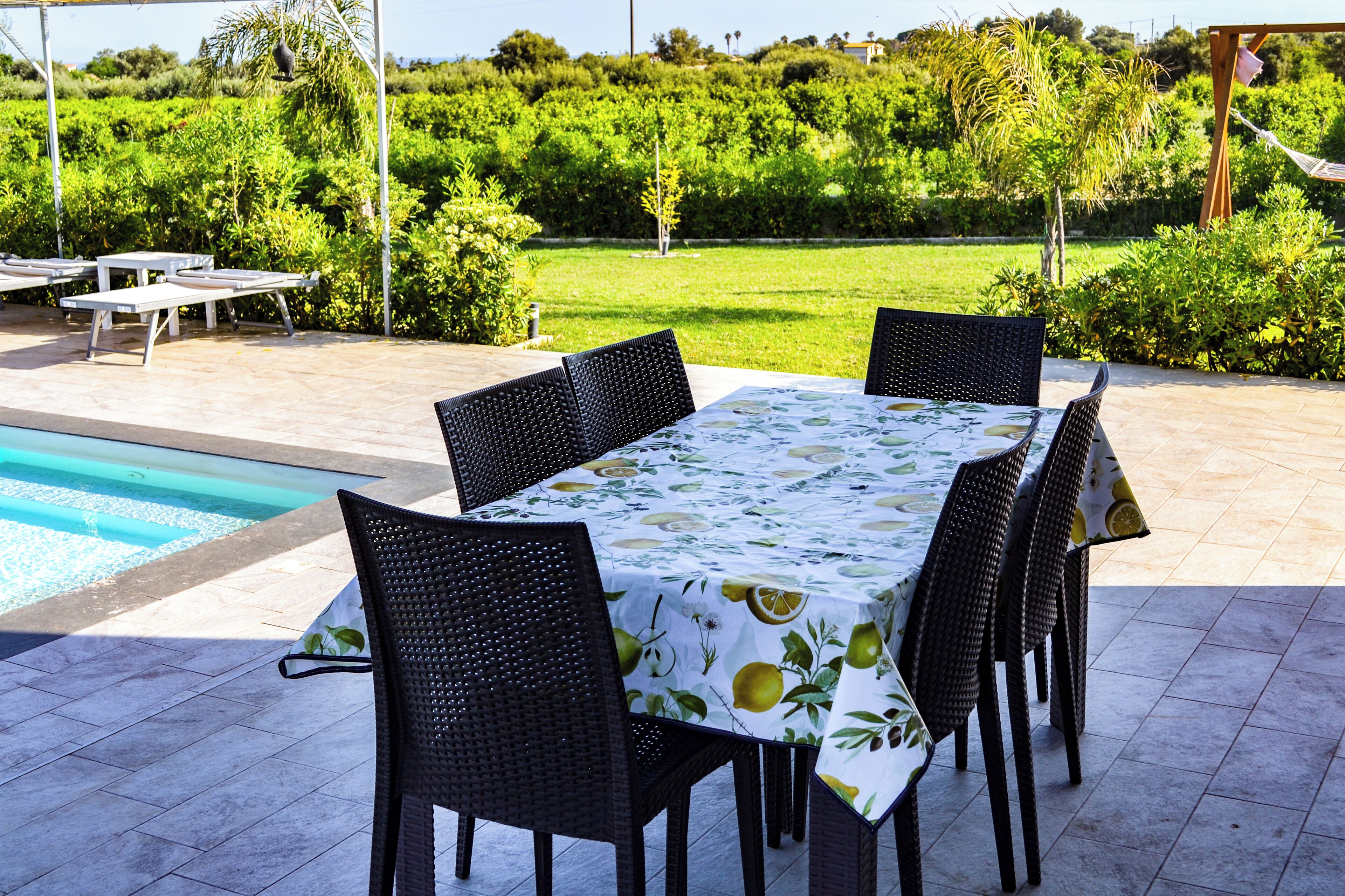 Appartement, uitzicht op zwembad | Buiten dineren