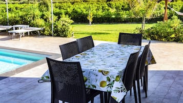 Appartement, uitzicht op zwembad | Buiten dineren