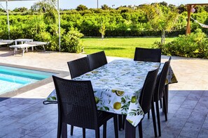 Appartement, uitzicht op zwembad | Buiten dineren