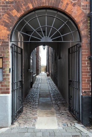 Exterior detail - Old Dutch Embassy by Guestz (Hull)