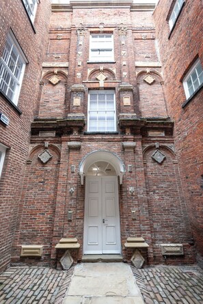 Exterior detail - Old Dutch Embassy by Guestz (Hull)
