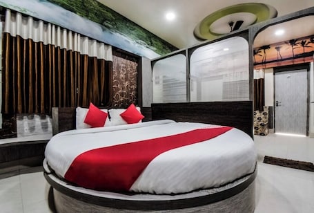 Deluxe Double Room, Balcony, City View | Desk, free WiFi. The Premier - Hajipur Rd