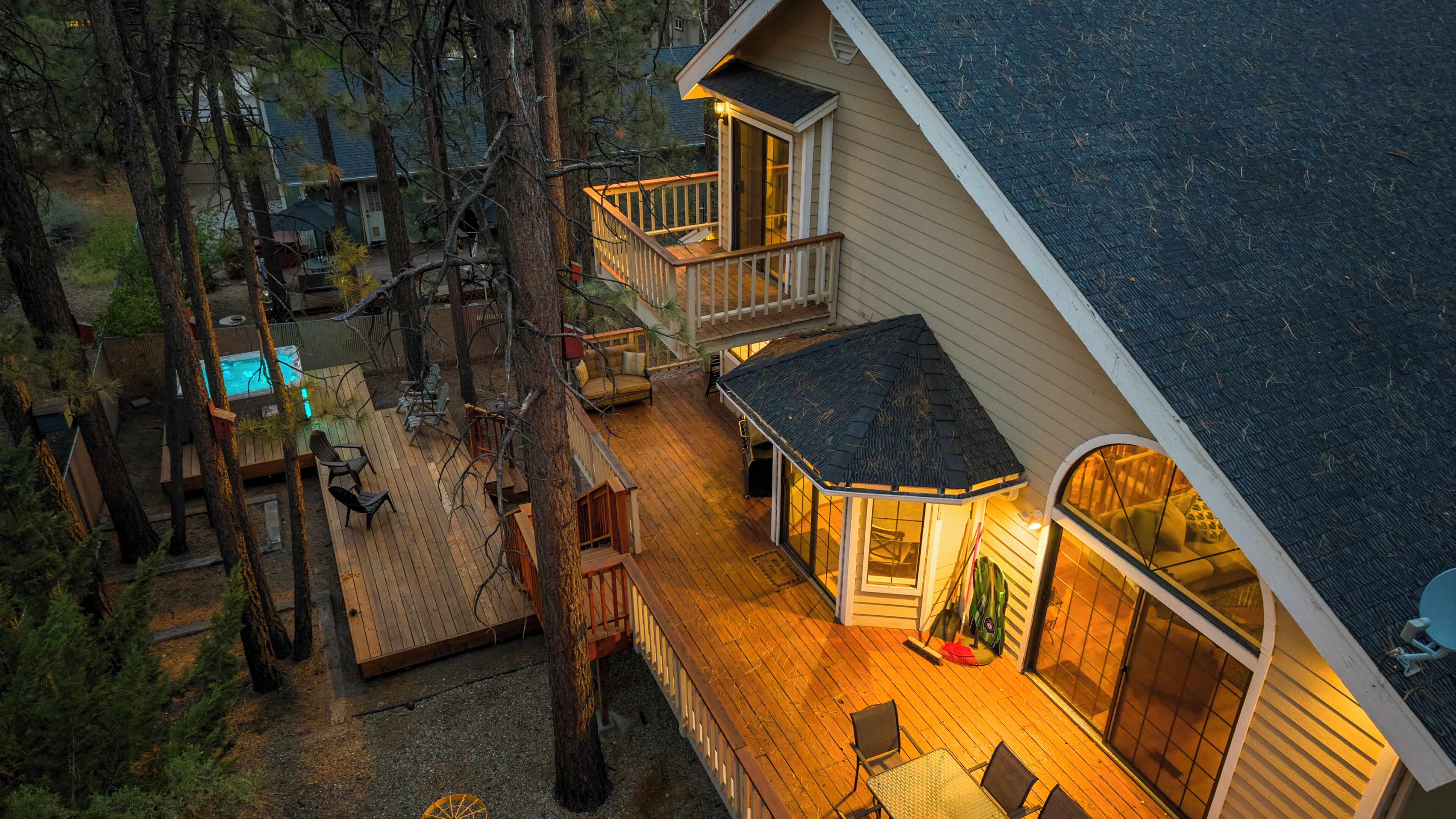 Een chalet met terras, zitplaatsen buiten en een jacuzzi.