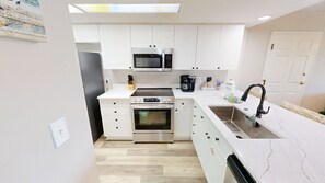 Condo, 2 quartos | Cozinha privada | Geladeira, cafeteira/chaleira, torradeira