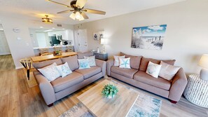 Condo, 2 quartos | Área de estar