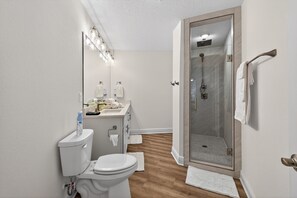 Townhome, 3 Bedrooms | Bathroom | Towels, shampoo - 10 Mins to Beach - Coastal Navarre Haven - Pool (Navarre)
