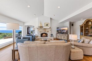 Smart TV, fireplace - 4076 Point Lobos Panorama Retreat - Ocean View! (Carmel)
