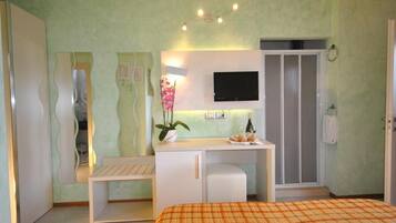 Quarto família, 2 quartos, terraço, vista para o mar | Cofres nos quartos, Wi-Fi de cortesia, acesso para cadeiras de rodas