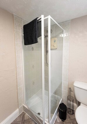 Shower, towels, toilet paper - St Andrews by Guestz (Lytham St Annes)