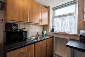 Fridge, microwave, electric kettle, toaster - St Andrews by Guestz (Lytham St Annes)