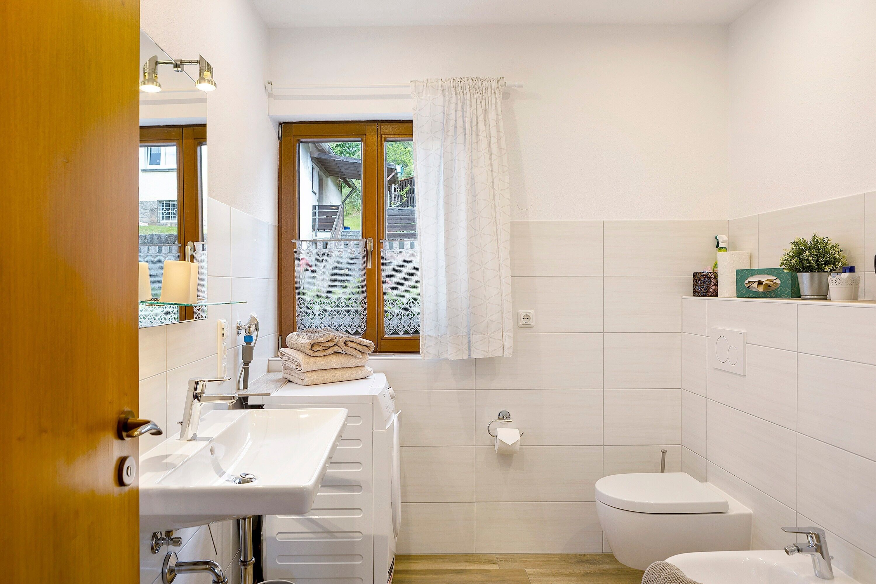 Ein Badezimmer mit Waschbecken, Toilette und Dusche.
