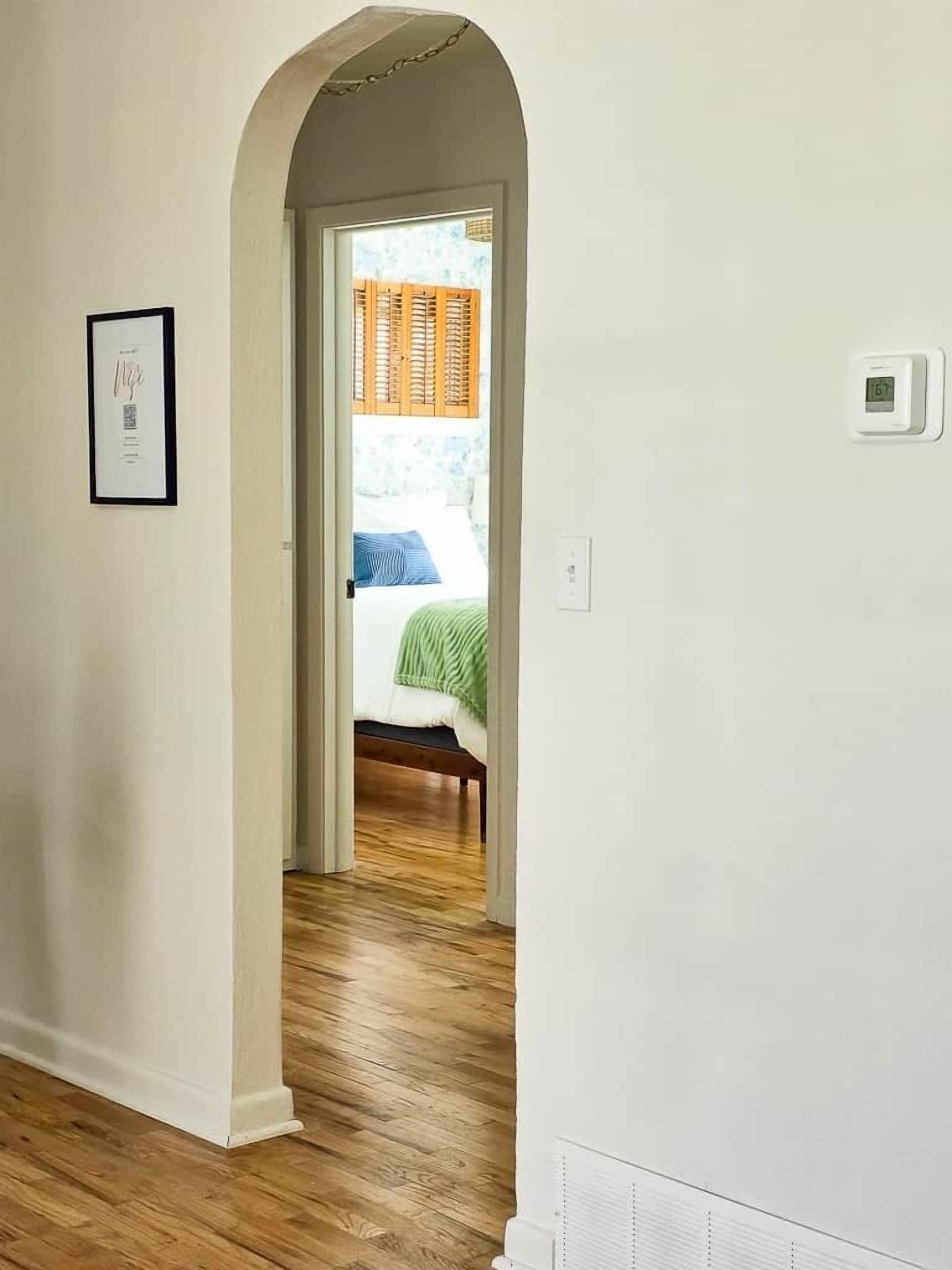 3 habitaciones, escritorio y tabla de planchar con plancha 
