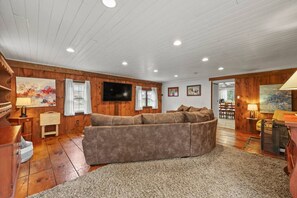 TV, fireplace - The Docent`s House - Honoring a Legacy (Great Barrington)