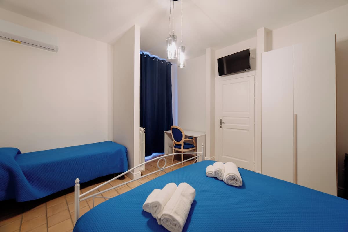 Standard Triple Room | In-room safe, desk, iron/ironing board, WiFi (free)