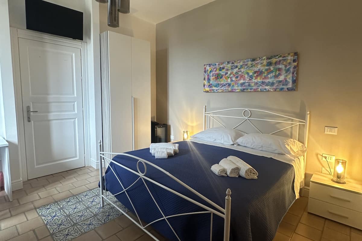 Comfort Triple Room | In-room safe, desk, iron/ironing board, WiFi (free)