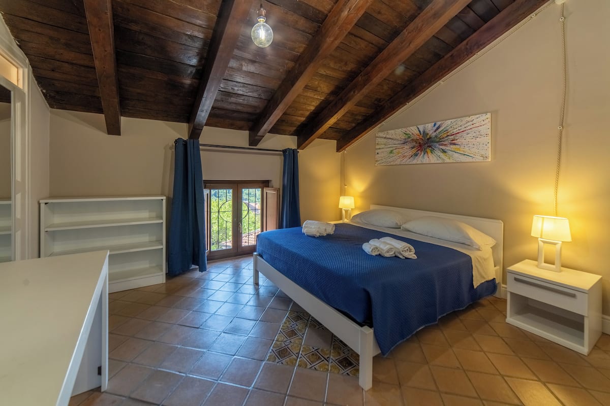 Standard Double Room | In-room safe, desk, iron/ironing board, WiFi (free)