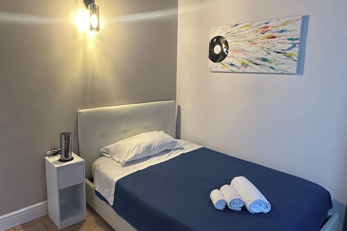 Standard Single Room | In-room safe, desk, iron/ironing board, WiFi (free)