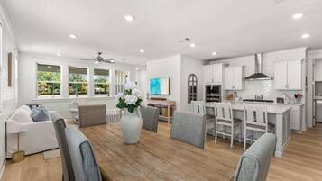 House, 5 Bedrooms, Resort View | In-room dining